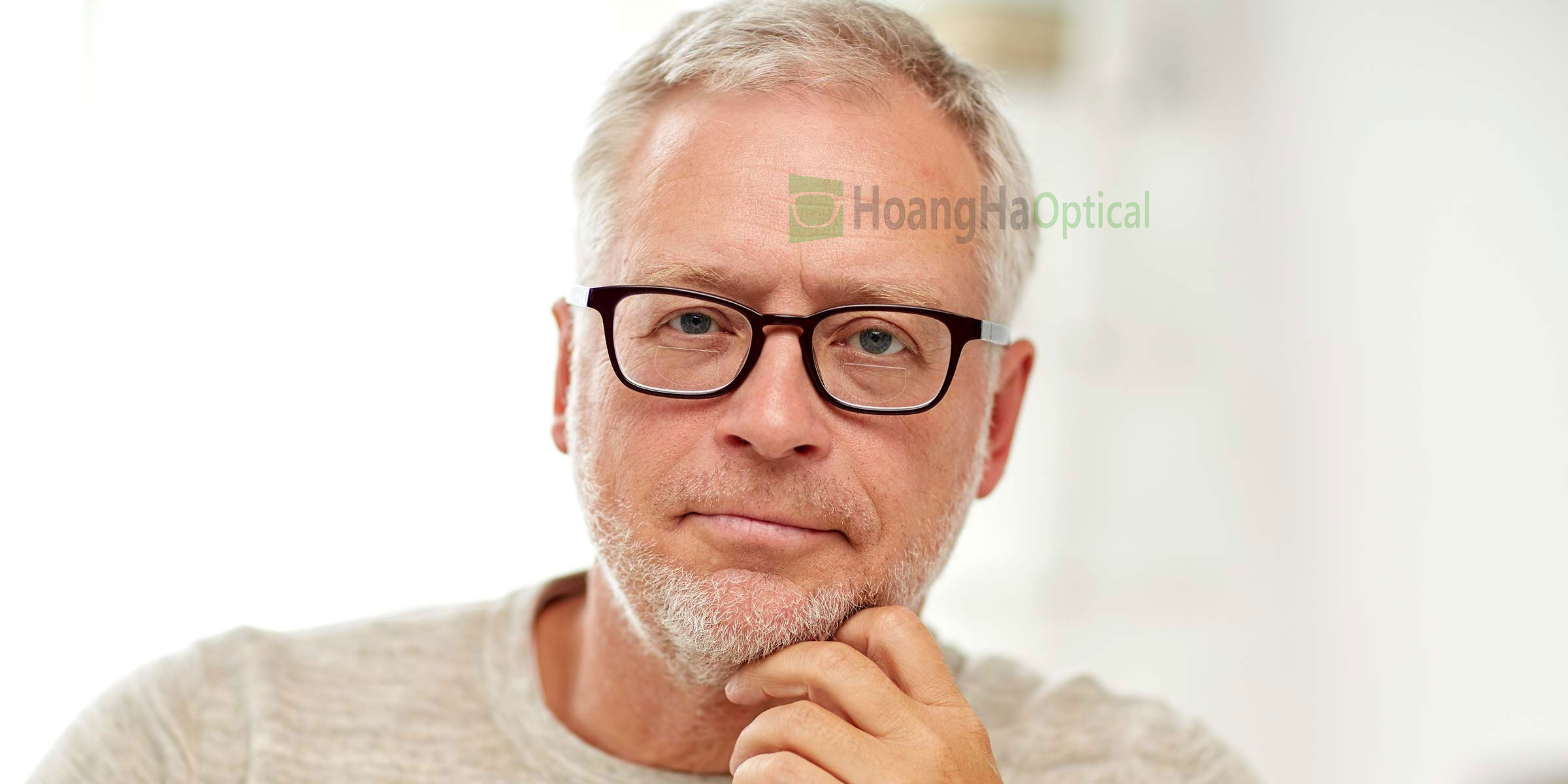 bifocal explained man wearing bifocal