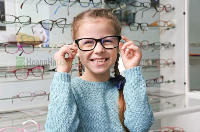 girl glasses shop hero 678x446 compressed