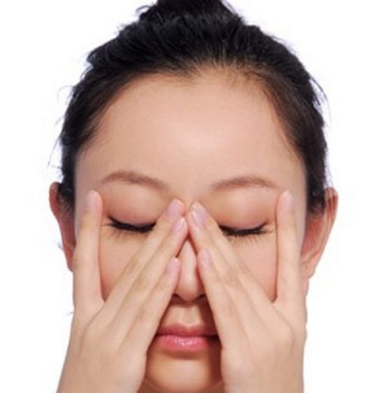Massage mắt giúp giảm căng thẳng mệt mỏi