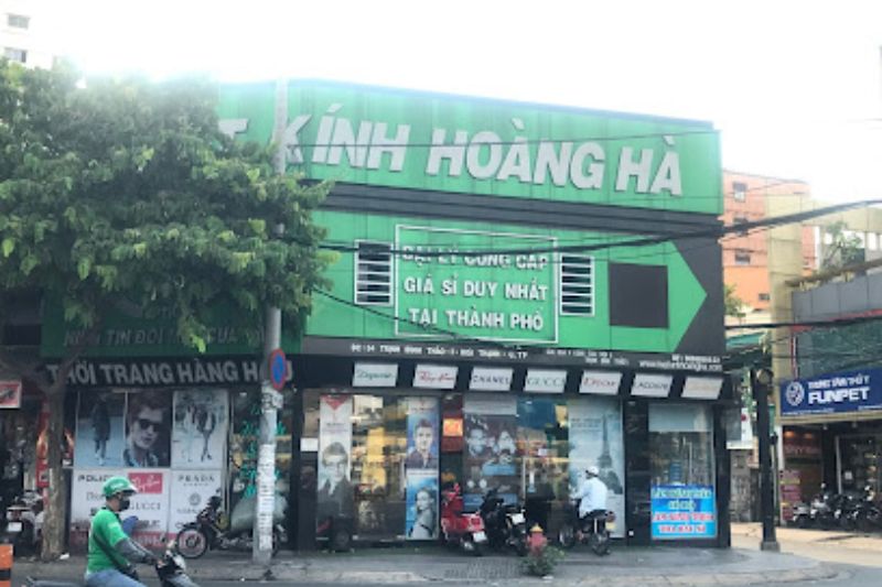 đau mắt đỏ đeo kính gì