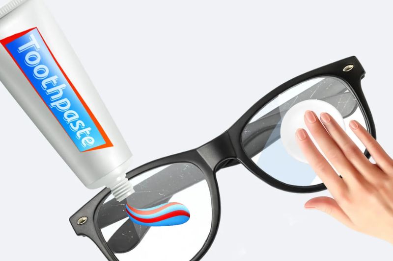 Mắt kính bị xước có sửa được không? Hay phải thay kính mới? 3 Mắt kính bị xước