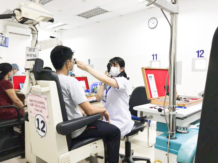 kỹ thuật viên đo mắt được đào tạo tại bệnh viện mắt hồ chí minh